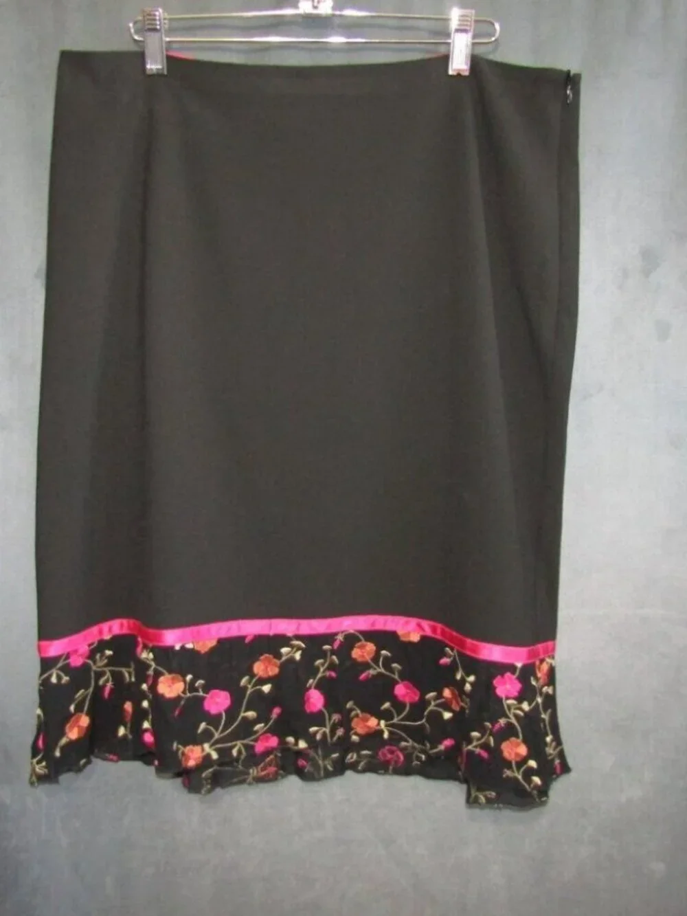 Karen Kane Lifestyle Skirt Size 14 Black Pink Floral Embroidered Trim Womens
